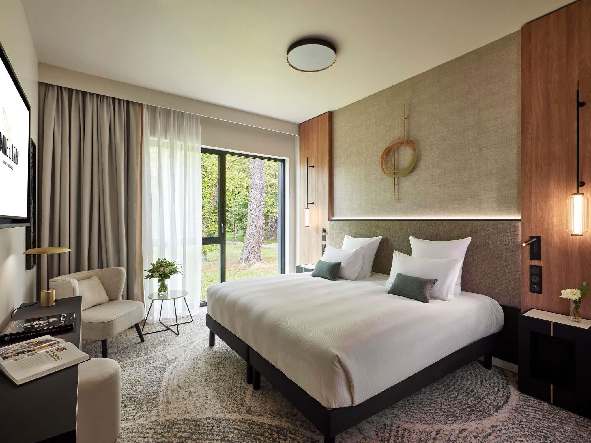 Superior Room | Pillowtop beds, minibar (free items), in-room safe, laptop workspace