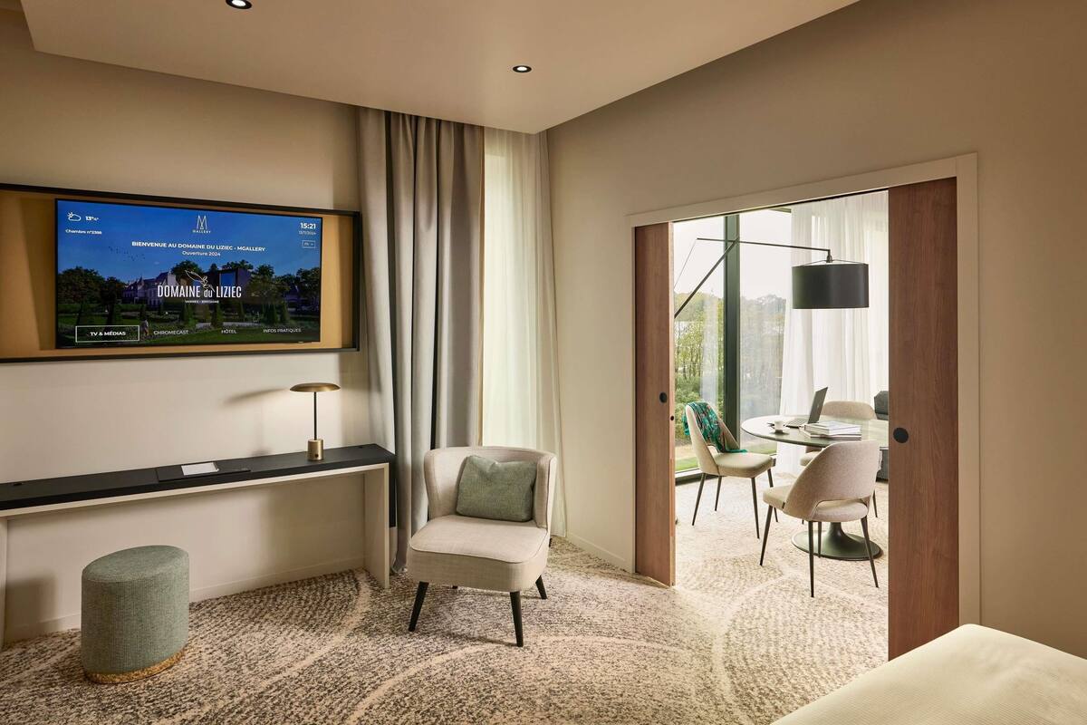Suite (Suite Prestige) | Pillowtop beds, free minibar, in-room safe, laptop workspace