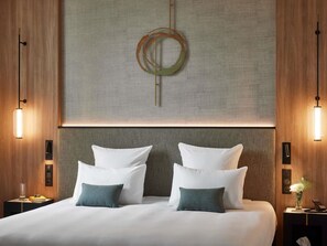 Habitación clásica | Colchones con acolchado adicional y minibar con artículos gratuitos