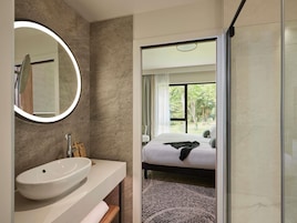 Pillowtop beds, minibar (free items), in-room safe, laptop workspace
