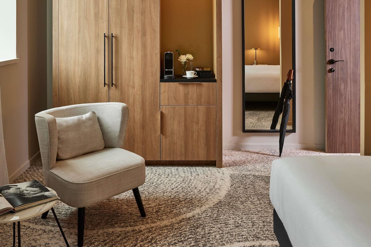Phòng Suite Deluxe, 1 giường đôi | Nệm có lớp đệm bông, minibar với thức uống miễn phí