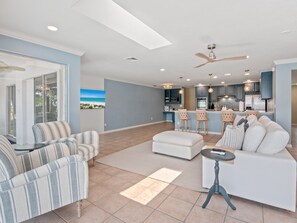 Smart TV, table football - Waterloo: River Views! Spa! Heated Pool! 2+ Kings! Kayaks! Welcome to Paradise (Cape Coral)