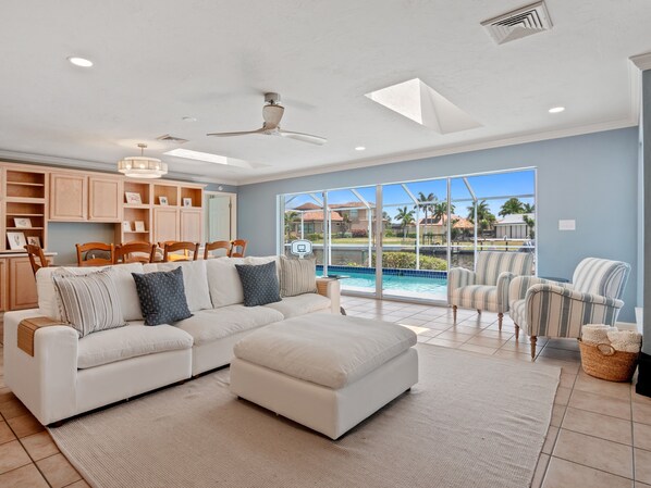 Smart TV, foosball - Waterloo: River Views! Spa! Heated Pool! 2+ Kings! Kayaks! Welcome to Paradise (Cape Coral)