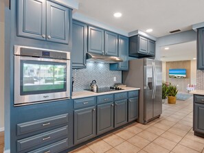 Fridge, microwave, oven, stovetop - Waterloo: River Views! Spa! Heated Pool! 2+ Kings! Kayaks! Welcome to Paradise (Cape Coral)