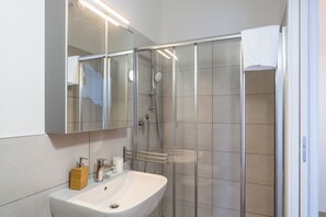 Haartrockner, Bidet, Handtücher, Seife