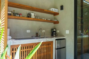 Kühlschrank, Herdplatte, Wasserkocher mit Kaffee-/Teezubehör