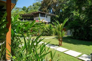 Property grounds - Serenity Sand Bungalow Beach & Jungle Escape + AC (Puerto Viejo de Talamanca)