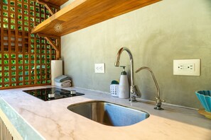 Refrigerador, cafetera/tetera, utensilios de cocina