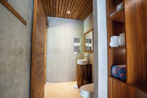 Shower, hair dryer, shampoo - Serenity Bungalows Beach & Jungle Escape + AC (Puerto Viejo de Talamanca)