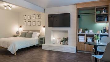 Deluxe Room | 1 bedroom, iron/ironing board, free WiFi