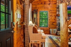 Smart TV, fireplace, video games - Clean & Quiet w/ Private HotTub Near Cades Cove (Townsend)