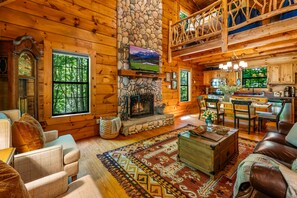 Smart TV, fireplace, video games - Clean & Quiet w/ Private HotTub Near Cades Cove (Townsend)