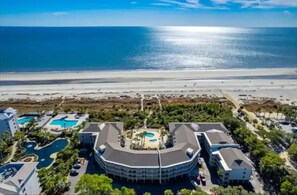 Plage, chaises longues