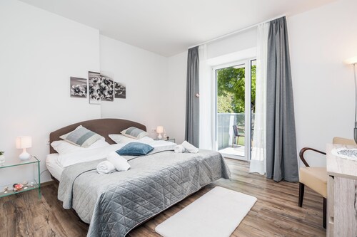 Perla Hradce 101. Apartman 2 room,  Center, konditioner , parking. Breakfast.  