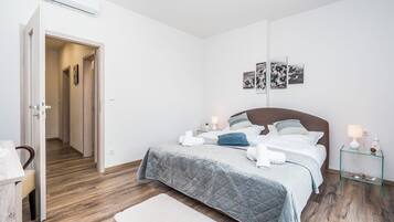 3 bedrooms, iron/ironing board, WiFi, bed sheets