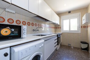 Fridge, microwave, oven, coffee/tea maker