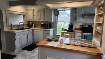 Geladeira, micro-ondas, fogão, cooktop