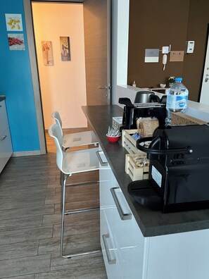 Kjøleskap, mikrobølgeovn, ovn og kokeplater