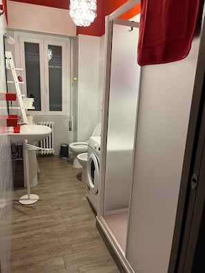 Douche, sĂšche-cheveux, bidet, serviettes fournies