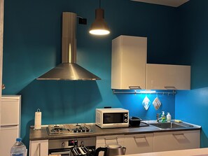 Køleskab, mikrobølgeovn, ovn, kogeplade