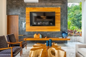 Smart TV - Casa Amigos - Breathtaking Luxe Ocean View Villa (Dominical)