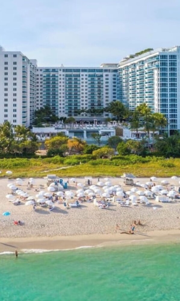 On the beach - 5 Star Resort - One Bedroom with Ocean and Pool views on Miami Beach (Miami Beach)