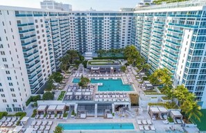 Exterior - 5 Star Resort - One Bedroom with Ocean and Pool views on Miami Beach (Miami Beach)