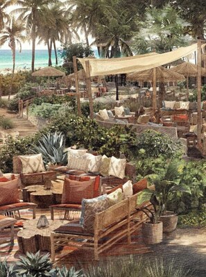 Outdoor dining - 5 Star Resort - One Bedroom with Ocean and Pool views on Miami Beach (Miami Beach)