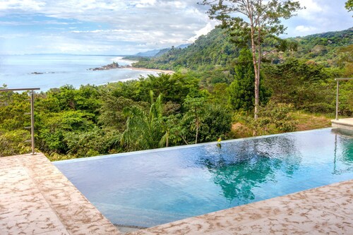 Luxe 4 Bdrm Villa w/Epic OceanView & Infinity Pool