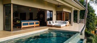 Luxe 4 Bdrm Villa w/Epic OceanView & Infinity Pool