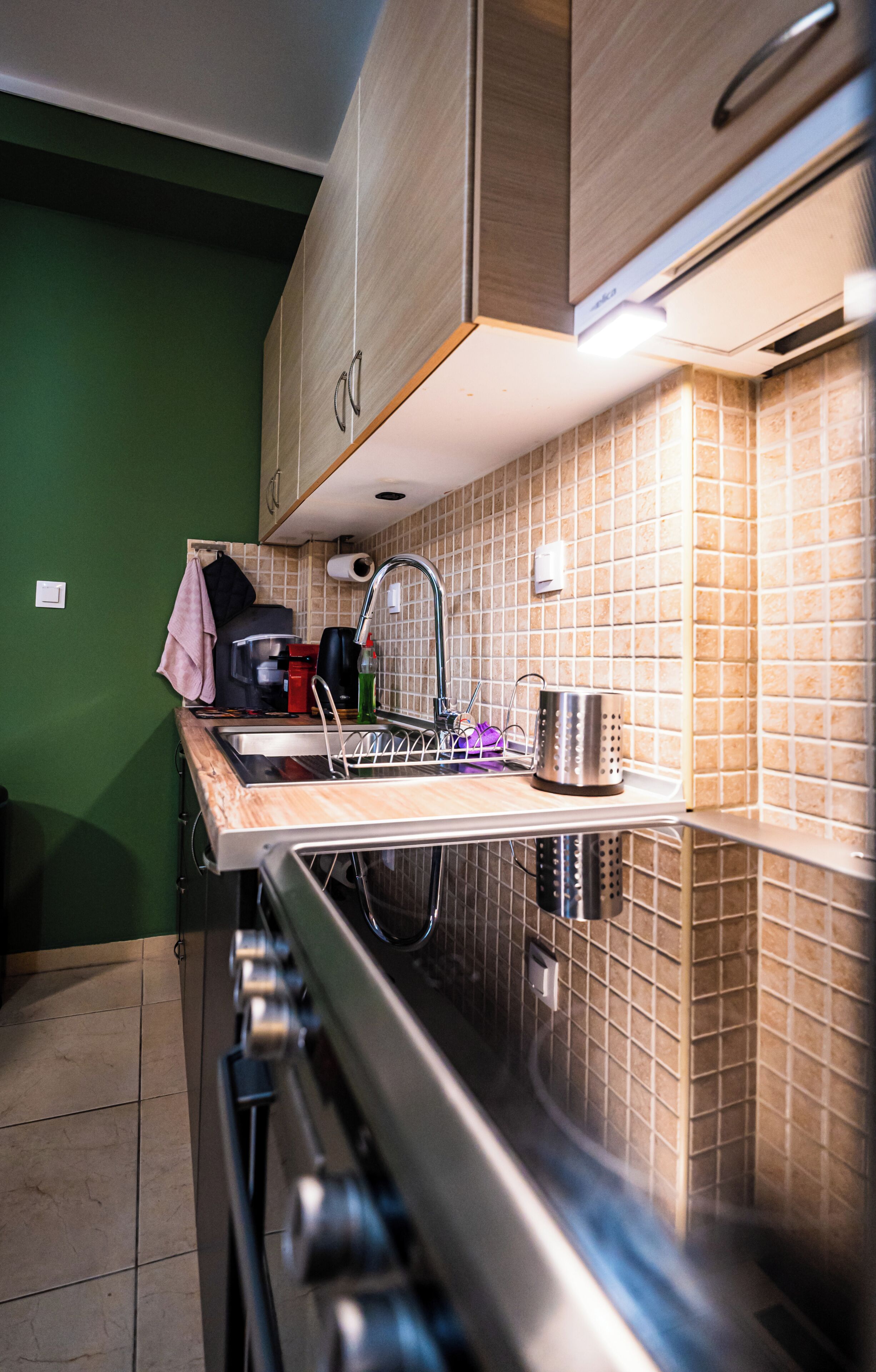 Coffee/tea maker, fridge, oven, electric kettle