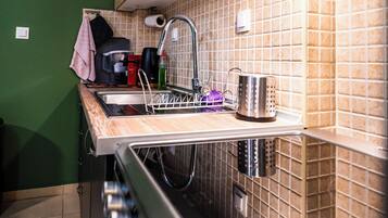 Coffee/tea maker, fridge, oven, electric kettle