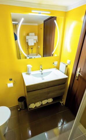 Dusch, hårtork, handdukar och tvål