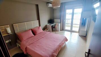 1 bedroom, desk, iron/ironing board, WiFi