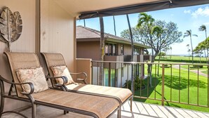 Un balcon avec vue sur un terrain de golf et une maison.