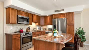 Condo (1 Bedroom) | Dapur peribadi | Peti sejuk, ketuhar gelombang mikro, ketuhar, pembancuh kopi/teh