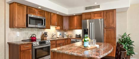 Condo (1 Bedroom) | Private kitchen | Fridge, microwave, oven, coffee/tea maker