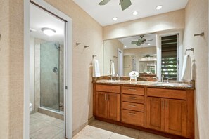 คอนโด (1 Bedroom) | ห้องน้ำ | ฝักบัว, ของใช้ในห้องน้ำระดับพรีเมียม