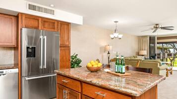 Condo (1 Bedroom) | Bếp riêng | Tủ lạnh, lò vi sóng, lò nướng, dụng cụ pha cà phê/trà