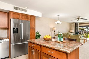 Condo (1 Bedroom) | Bếp riêng | Tủ lạnh, lò vi sóng, lò nướng, dụng cụ pha cà phê/trà 