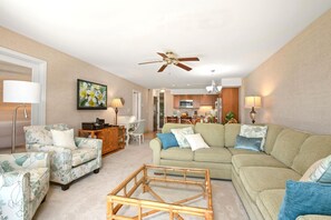 คอนโด (1 Bedroom) | ห้องนั่งเล่น | ทีวี