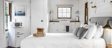 5 bedrooms, desk, iron/ironing board, travel cot