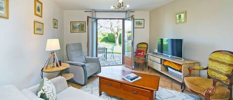 Télévision, cheminée, lecteur de DVD