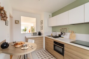 Kühlschrank, Mikrowelle, Ofen, Geschirrspüler