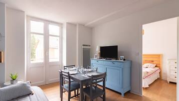 1 slaapkamer, een strijkplank/strijkijzer, beddengoed