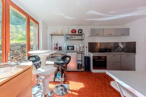 Fridge, microwave, oven, dishwasher - L'Améthyste - Maison avec piscine (Salernes)