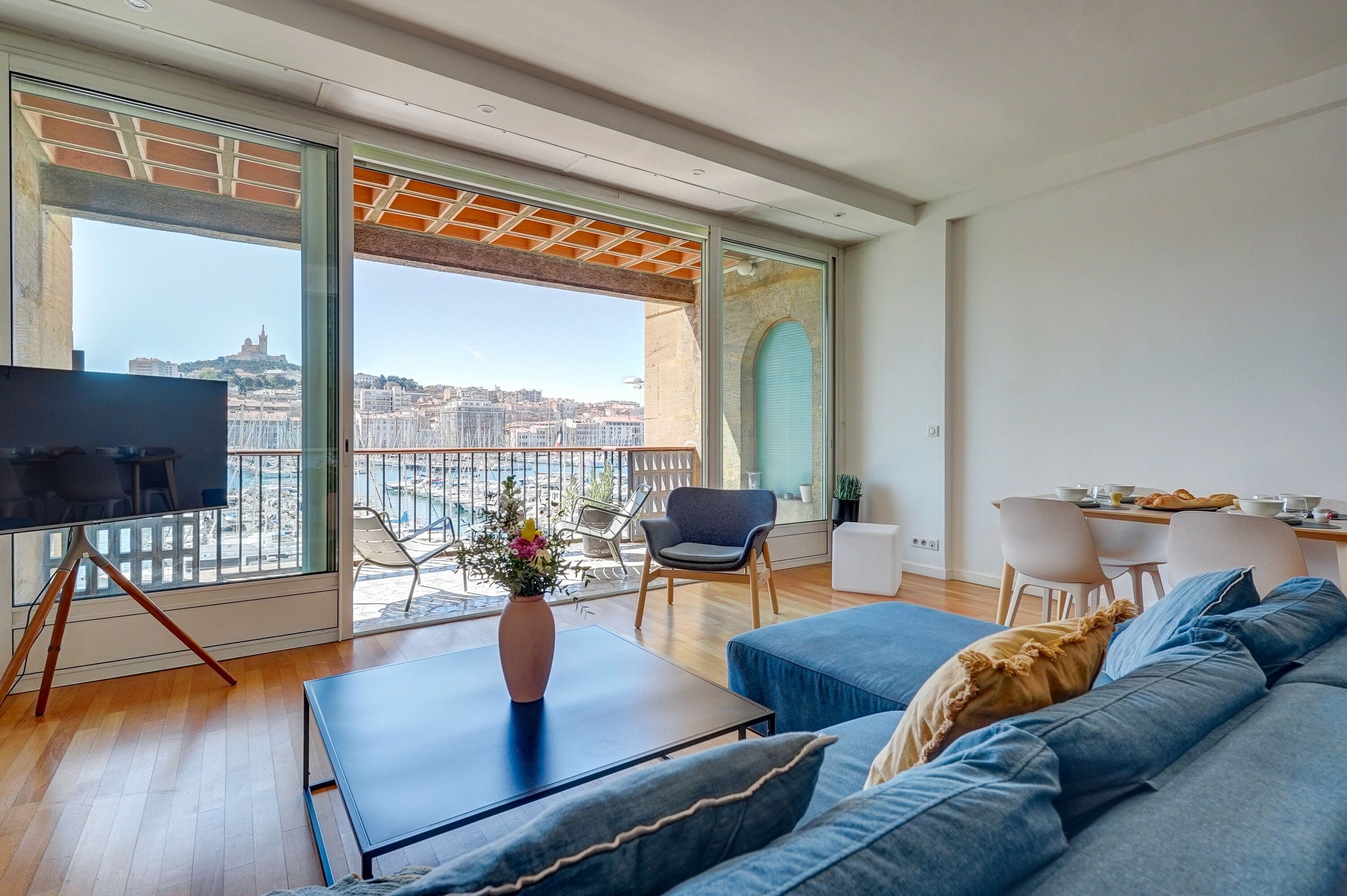 Télévision, chaîne hi-fi