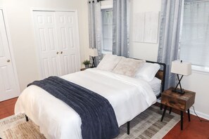 1 habitación, escritorio, tabla de planchar con plancha y wifi 