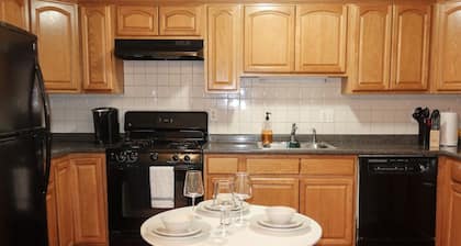1Bed 1Bath Apt near EWR, Parking 18' from Penn St.