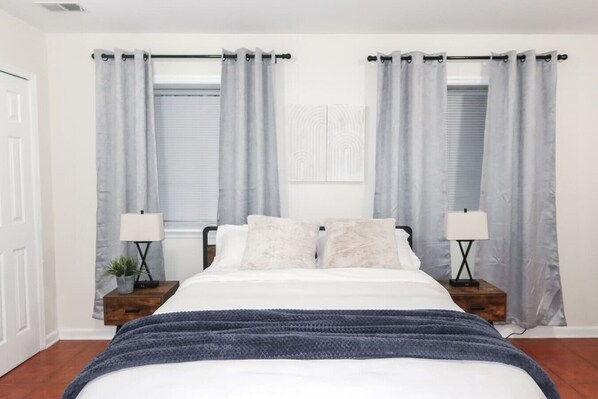 1 habitación, escritorio, tabla de planchar con plancha y wifi 